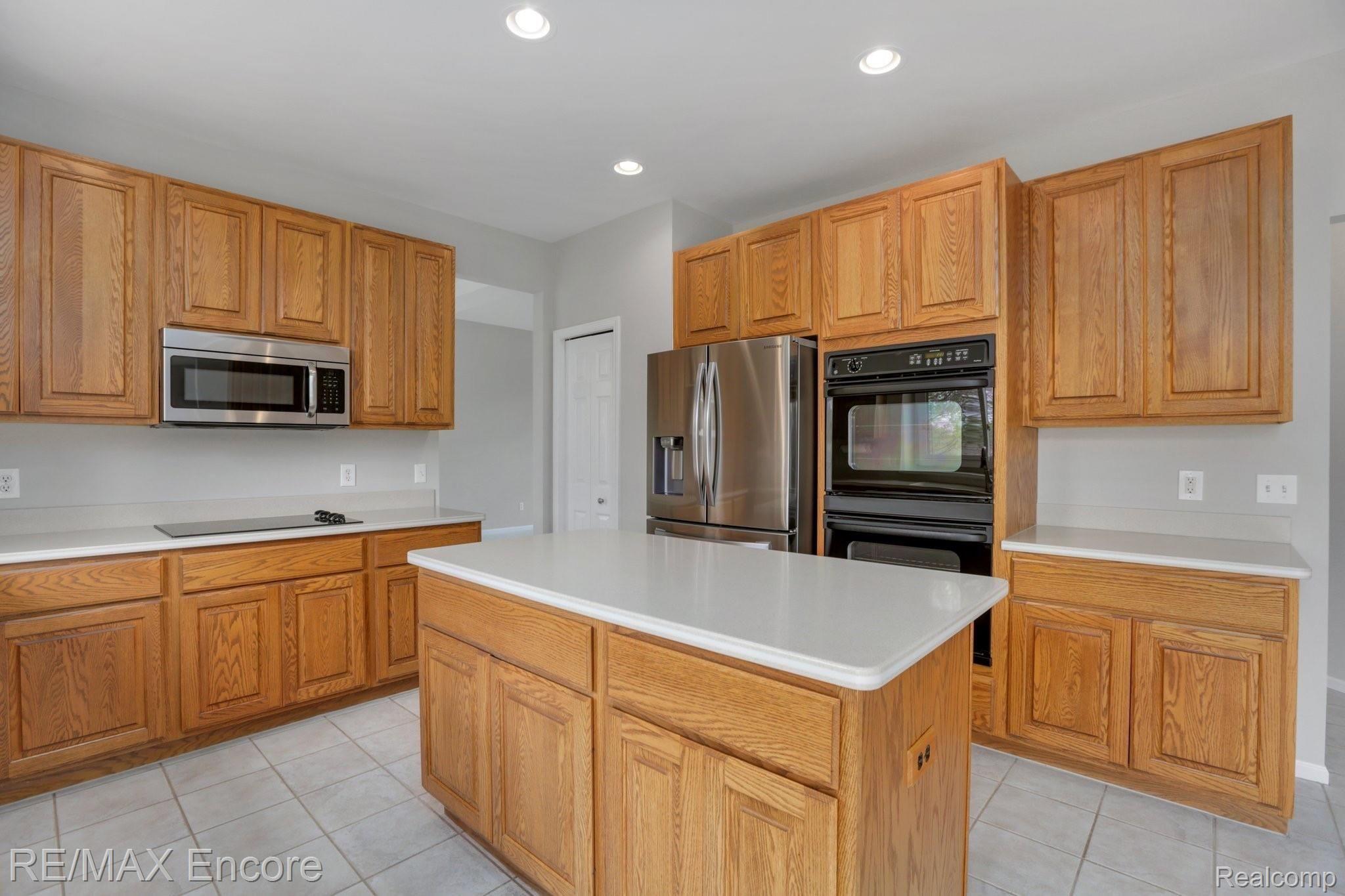 6791 Oakhurst Ridge Road Clarkston, MI 48348 - Photo 11 of 37 Large Prep Island