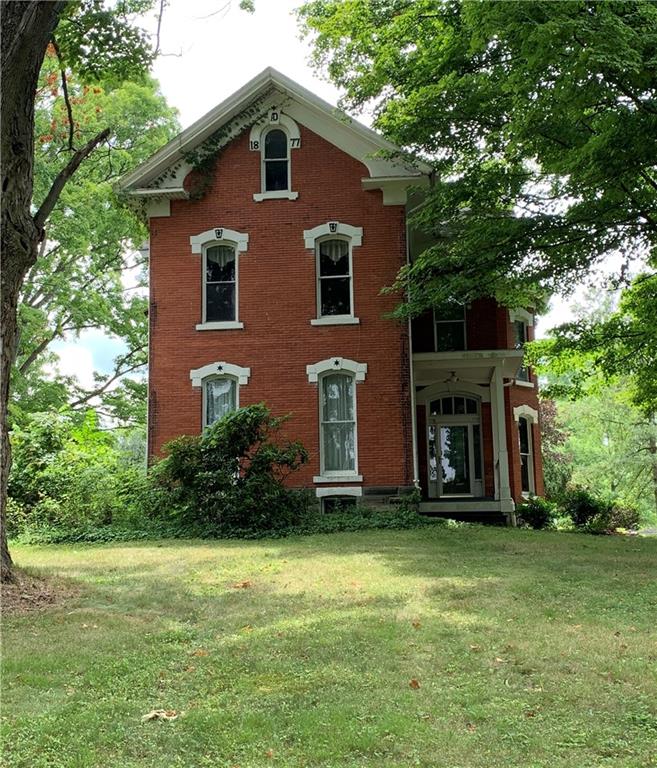 a front view of house with yard
