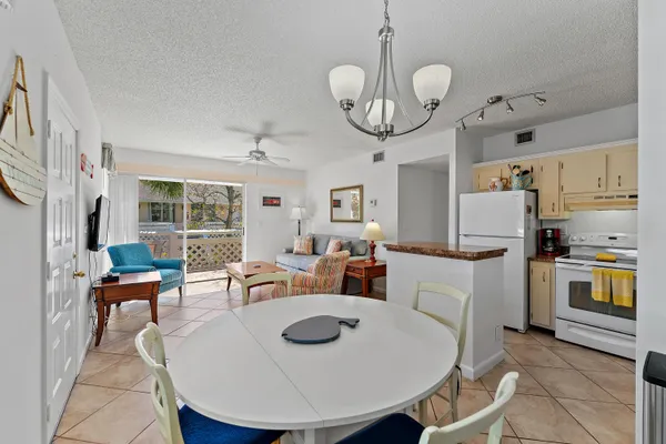 $2,300 | 353 Highway 1, Unit B8, Jupiter, FL 33477
