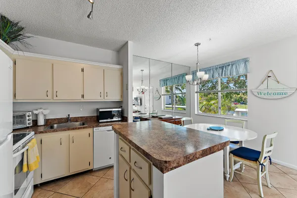 $2,300 | 353 Highway 1, Unit B8, Jupiter, FL 33477