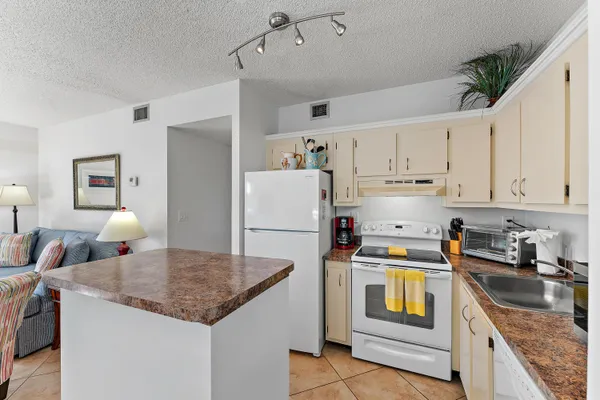 $2,300 | 353 Highway 1, Unit B8, Jupiter, FL 33477