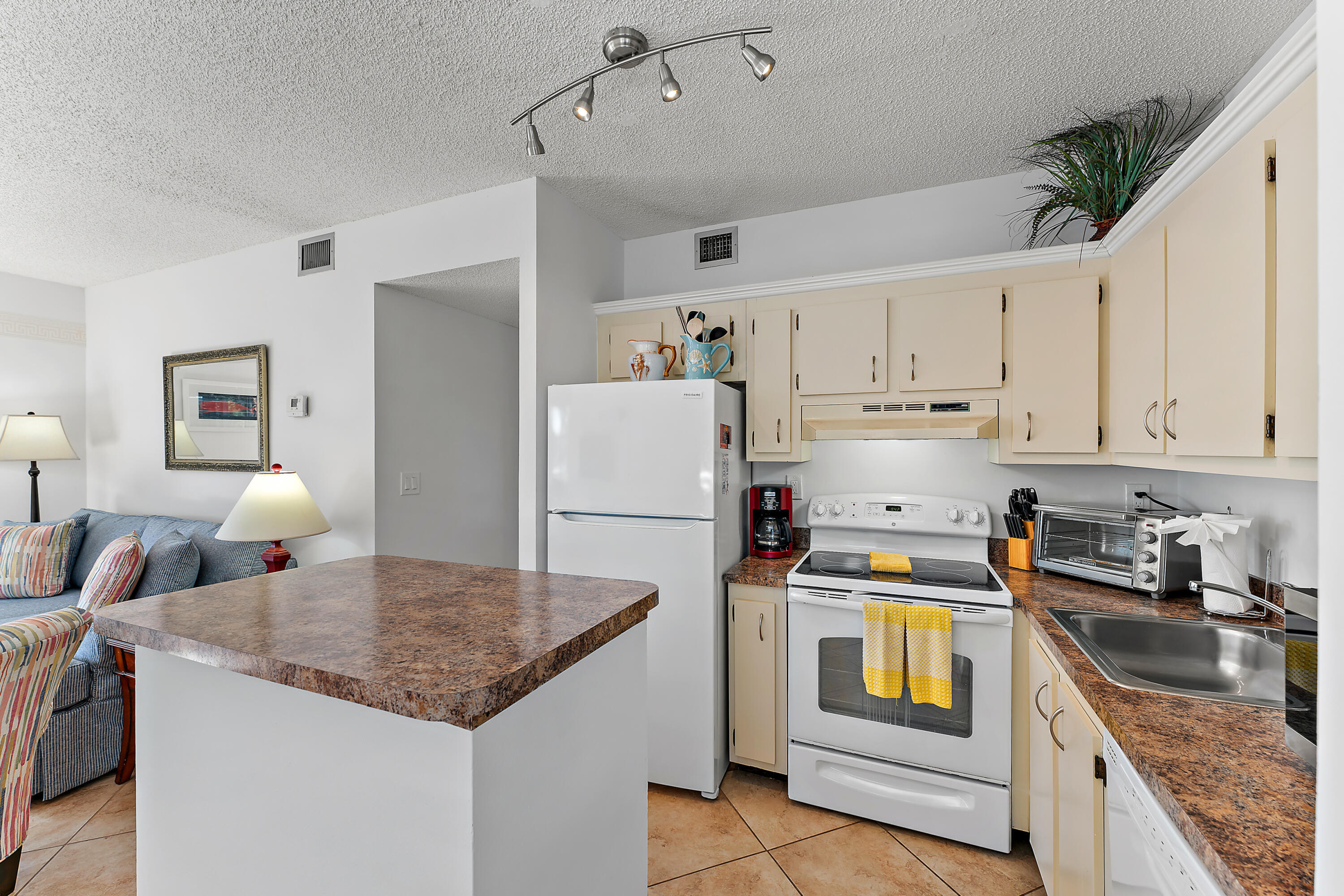 353 Highway 1, Unit B8 Jupiter, FL 33477 - Photo 19 of 40 017-353US1N-B8-Jupiter-FULL