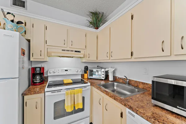 $2,300 | 353 Highway 1, Unit B8, Jupiter, FL 33477