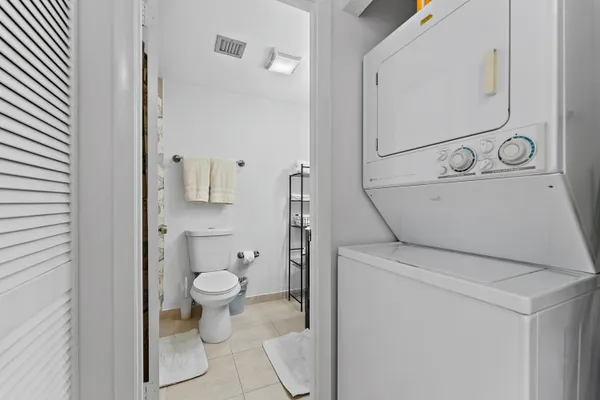 $2,300 | 353 Highway 1, Unit B8, Jupiter, FL 33477