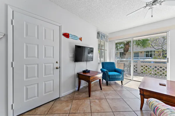 $2,300 | 353 Highway 1, Unit B8, Jupiter, FL 33477