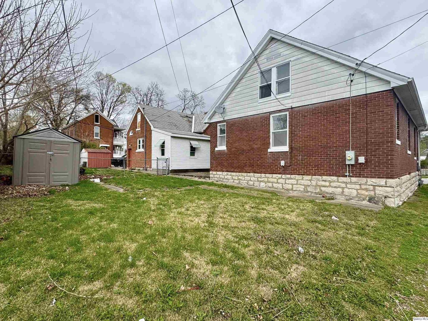 423 North 14th Street Quincy, IL 62301 - Photo 20 of 21 a front view of house with a garden