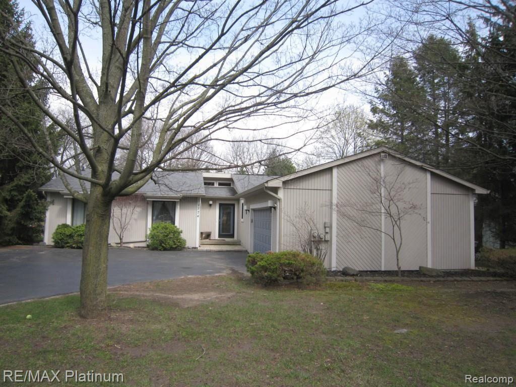 2774 North Tipsico Lake Road Hartland, MI 48353 - Photo 22 of 33 tipsico lake front ext view 3.jpg