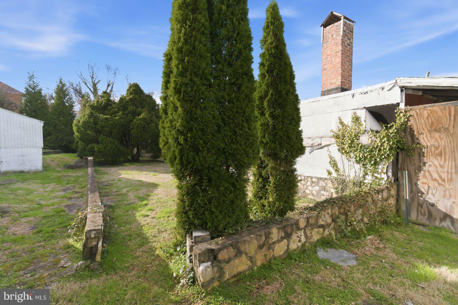 4464 North Old Glebe Road Arlington, VA 22207 - Photo 17 of 21 a backyard of a house with lots of green space
