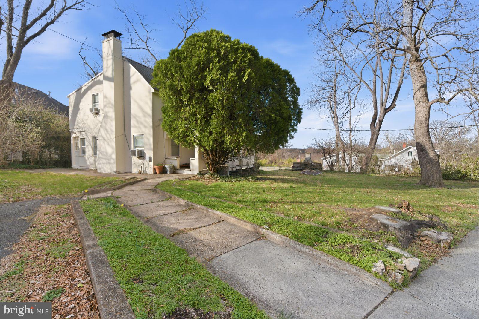 4464 North Old Glebe Road Arlington, VA 22207 - Photo 21 of 21 a front view of a house with garden