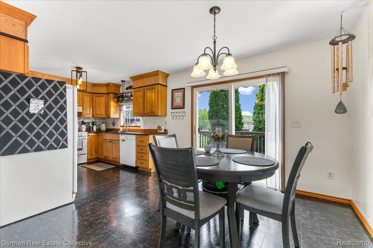 Dining space laminate flooring