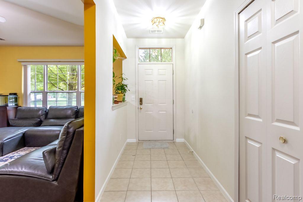 1723 Deepwood Circle Rochester, MI 48307 - Photo 2 of 20 Foyer
