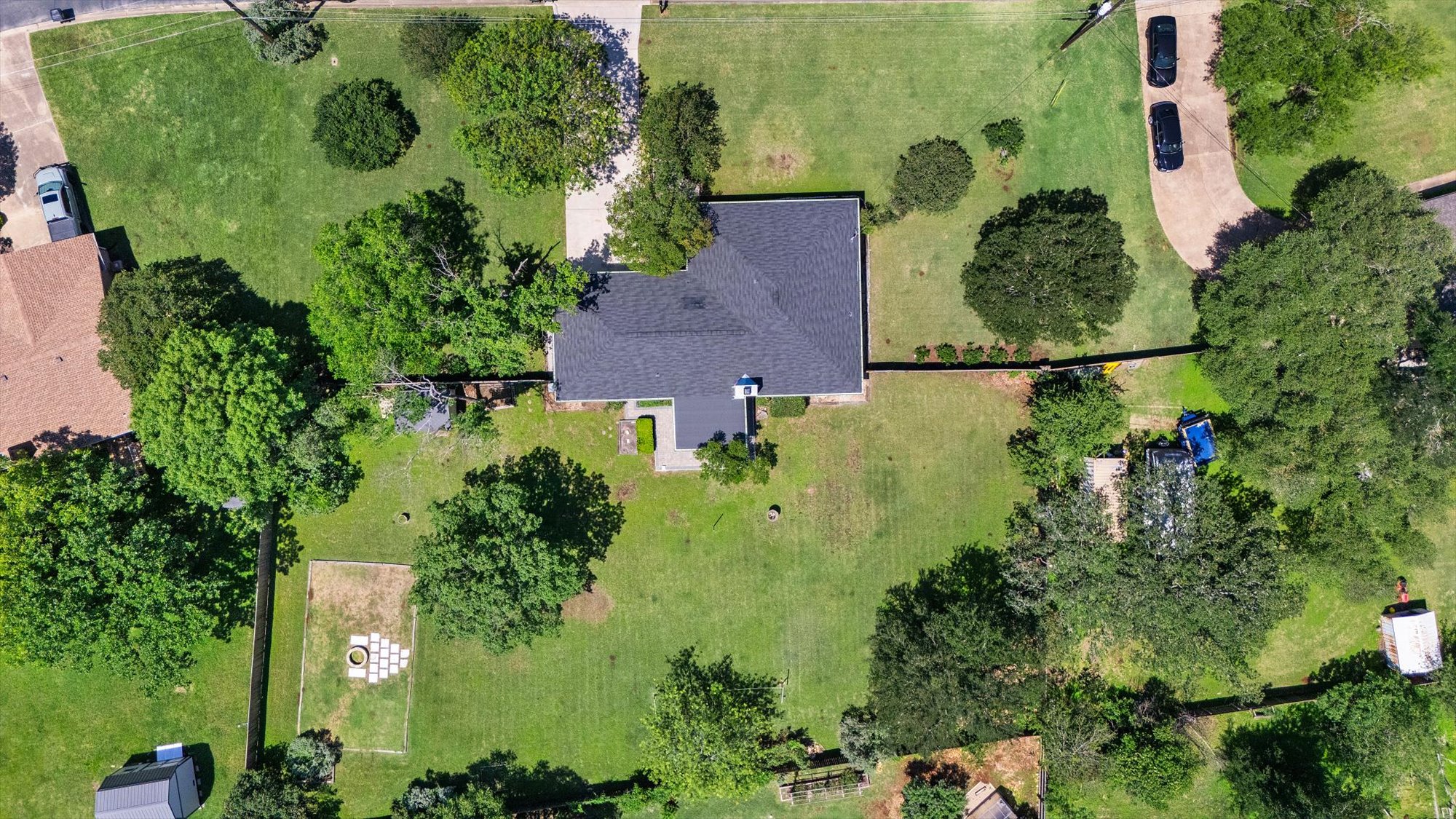 109 Woodland Road Georgetown, TX 78628 - Photo 6 of 40 An aerial perspective reveals a generously sized lot with mature trees, verdant lawns, and a private driveway.