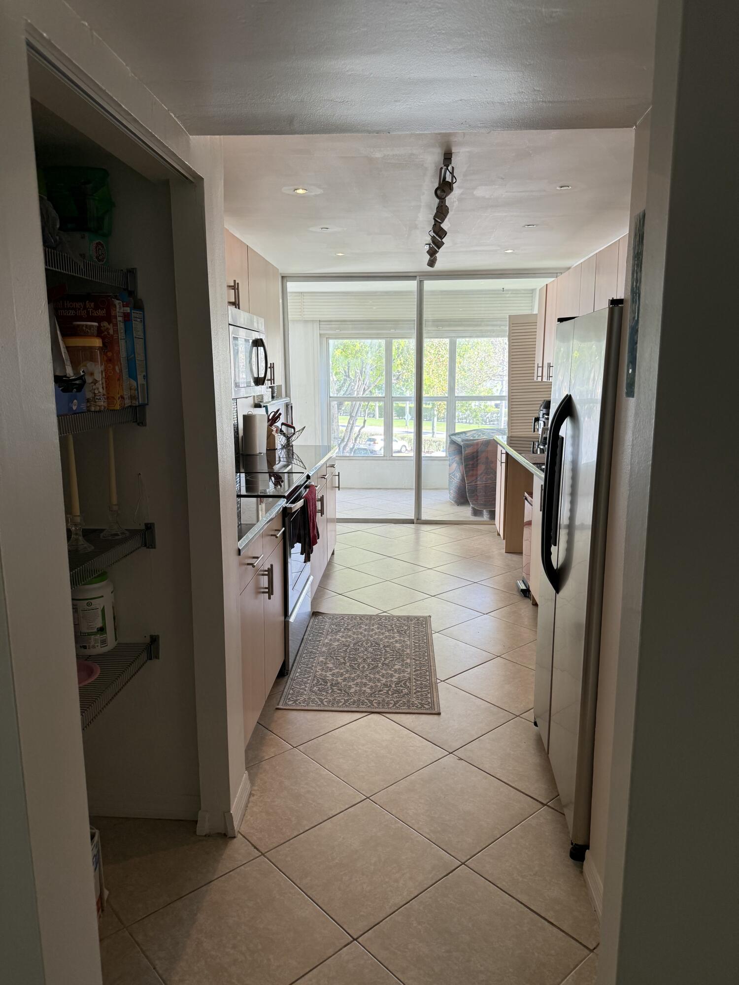 6901 Cypress Road, Unit C14 Plantation, FL 33317 - Photo 7 of 10 kitchen