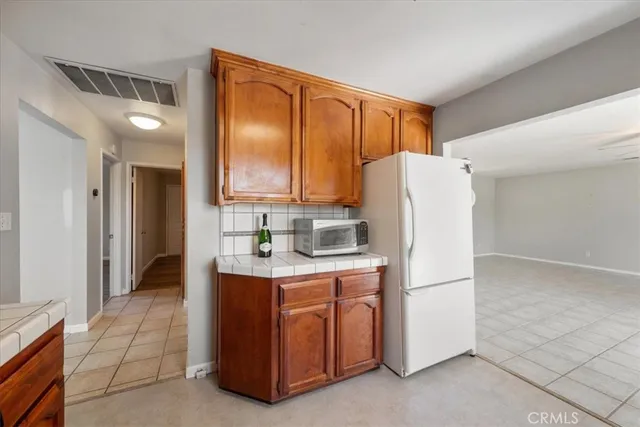 a view of a livingroom with a workspace