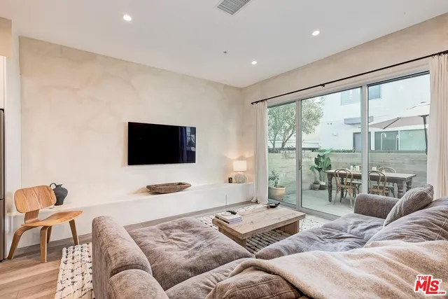 $5,000 | 957 Figueroa Terrace, Unit 321, Los Angeles, CA 90012