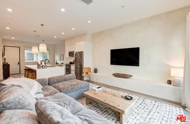 $5,000 | 957 Figueroa Terrace, Unit 321, Los Angeles, CA 90012