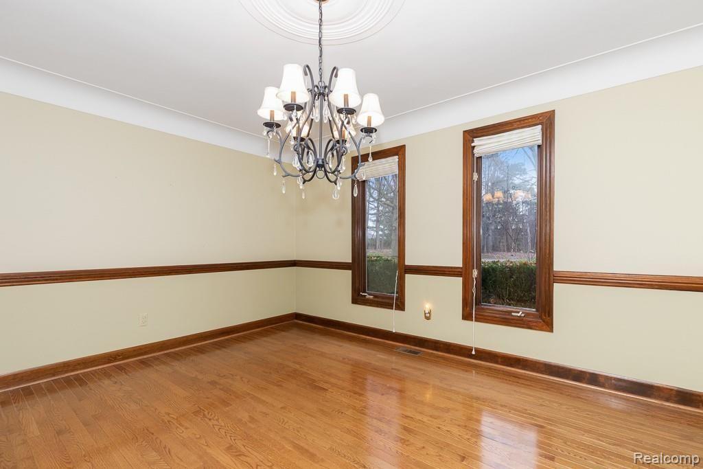 1045 East Snell Road Rochester, MI 48306 - Photo 21 of 42 DINING ROOM.jpg