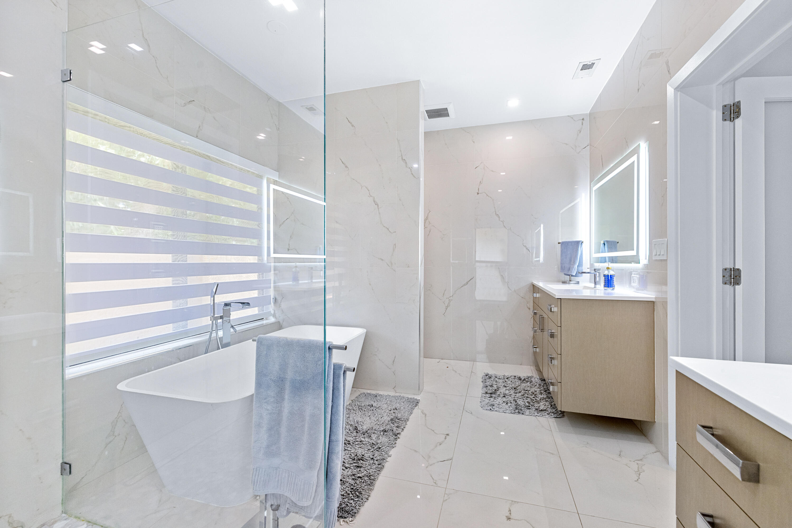 11415 Sundance Lane Boca Raton, FL 33428 - Photo 20 of 65 a bathroom with a sink a tub and a mirror