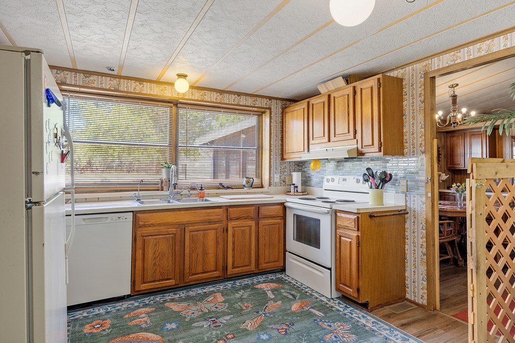 215 Robertson Road Kerrville, TX 78028 - Photo 8 of 33 Gallery Image 8