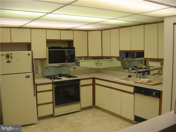 2101 Welsh Road, Unit 9 Philadelphia, PA 19115 - Photo 2 of 6 Kitchen