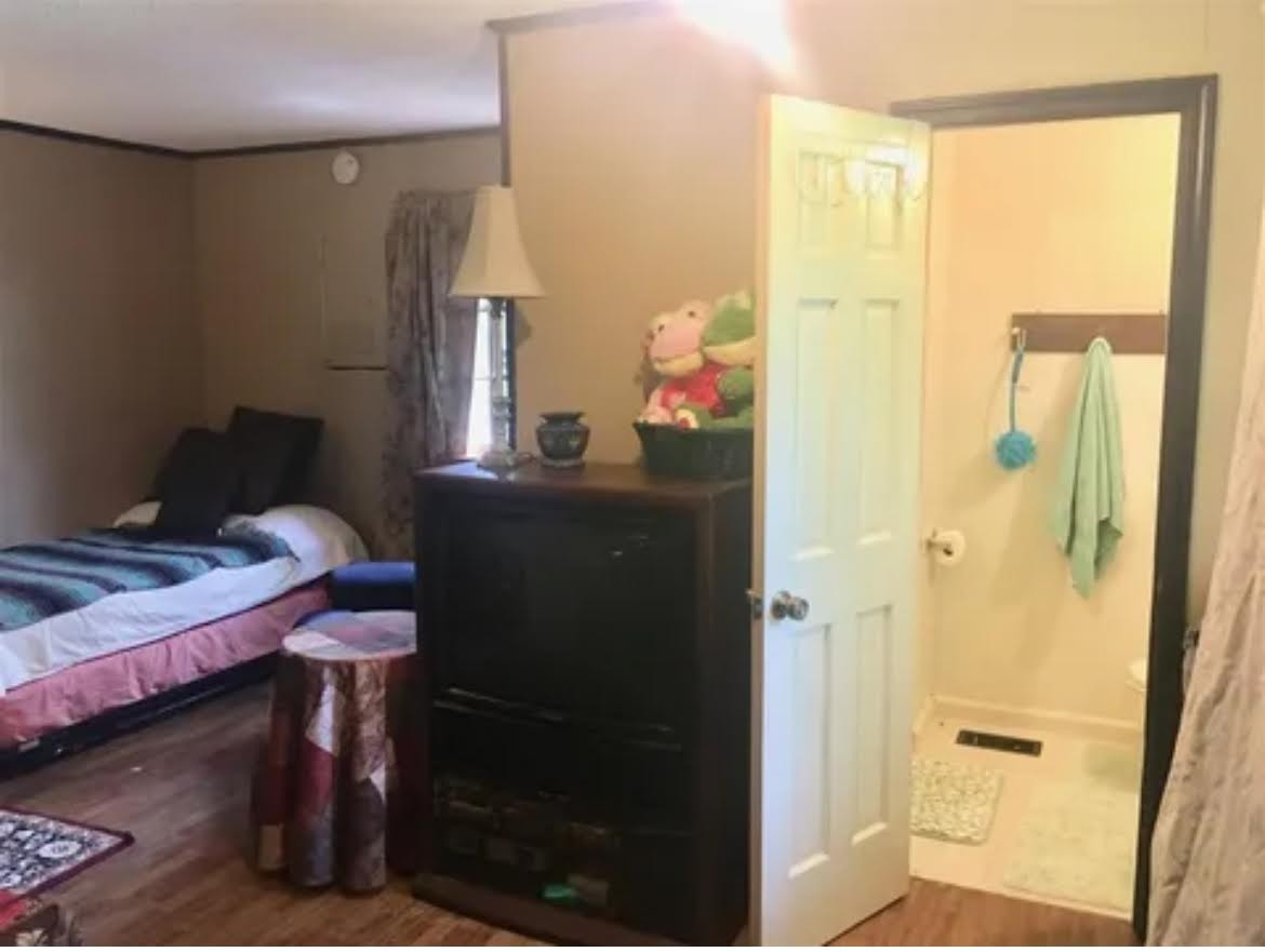 395 Hannis Road Bolivar, TN 38008 - Photo 10 of 24 a workspace with furniture and a window