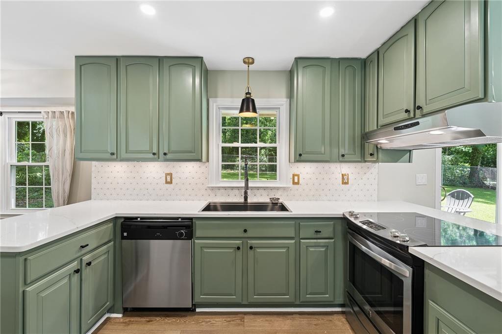 536 Rimrock Trail Stone Mountain, GA 30083 - Photo 3 of 45