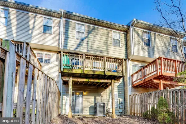 a view of entryway with a balcony