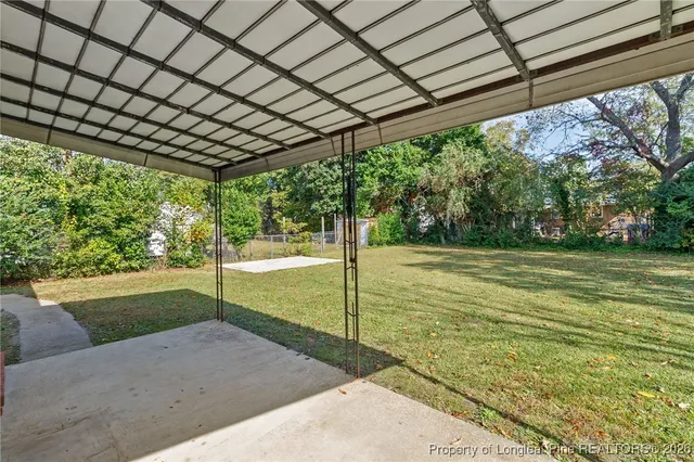 a view of a backyard