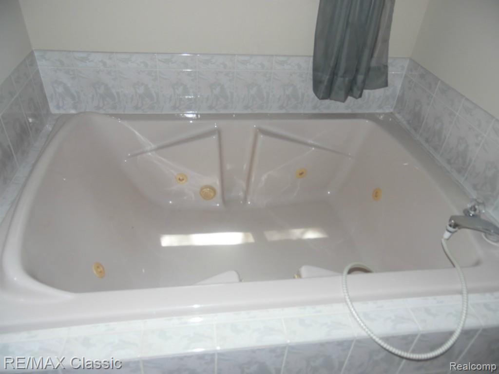 16723 Ryan Road Livonia, MI 48154 - Photo 28 of 43 Master Jetted Tub