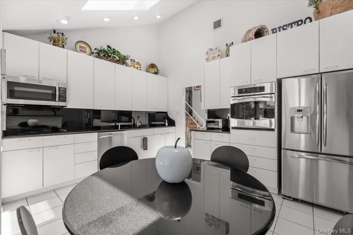 24 Mesa Road Syosset, NY 11791 - Photo 15 of 45