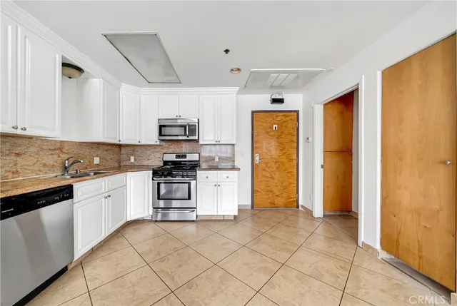 $1,870 | 316 South New Hampshire Avenue, Unit 302, Los Angeles, CA 90020