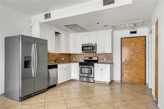 $1,870 | 316 South New Hampshire Avenue, Unit 302, Los Angeles, CA 90020