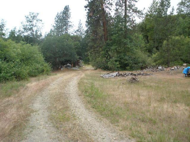 5063 Lane Creek Road Central Point, OR 97502 - Photo 2 of 13 Driveway to sheds, chicken coop and fenc