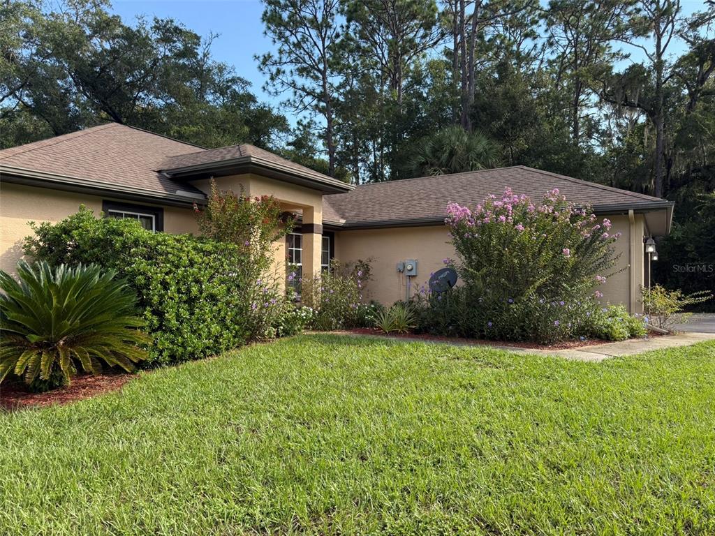 9735 West Dunnellon Road, Unit 31 Crystal River, FL 34428 - Photo 5 of 55 a front view of a house with a garden