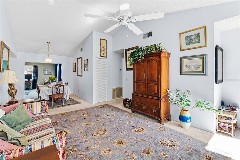 7401 121st Terrace Largo, FL 33773 - Photo 4 of 34