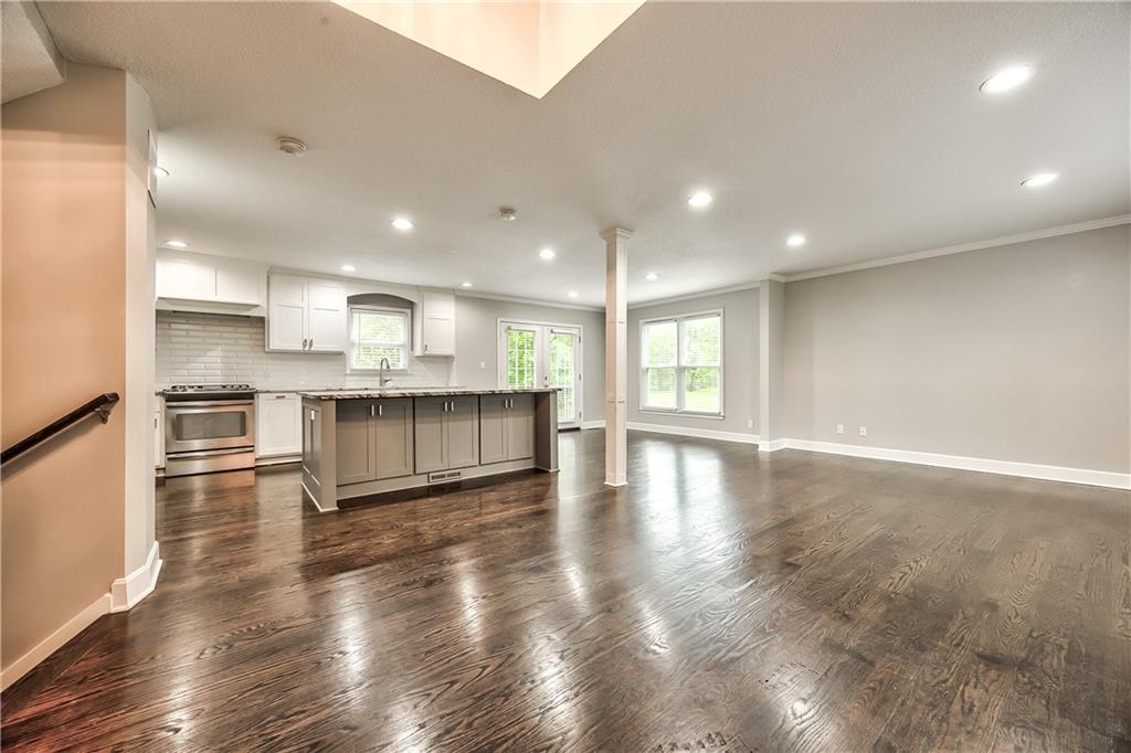 16402 Riggs Road Stilwell, KS 66085 - Photo 3 of 33