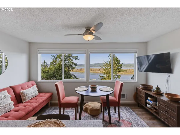 $270,000 | 290 North 3rd Court, Unit 4, Coos Bay, OR 97420