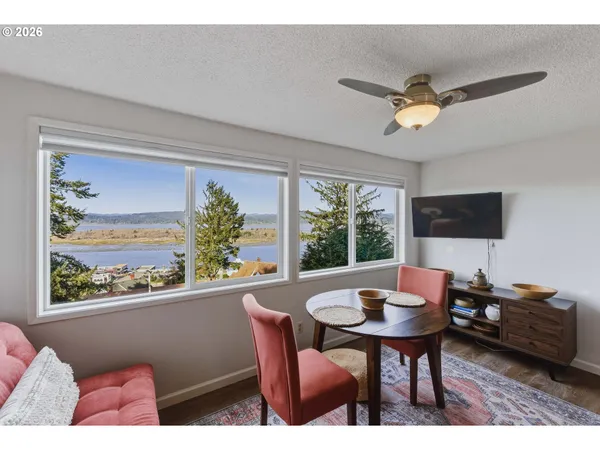 $270,000 | 290 North 3rd Court, Unit 4, Coos Bay, OR 97420