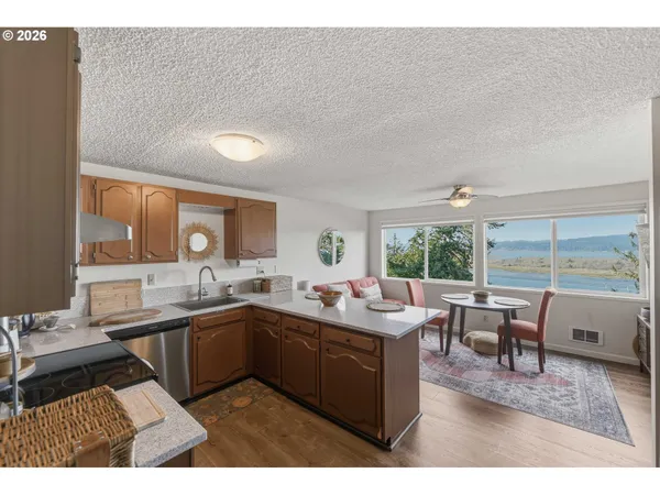 $270,000 | 290 North 3rd Court, Unit 4, Coos Bay, OR 97420