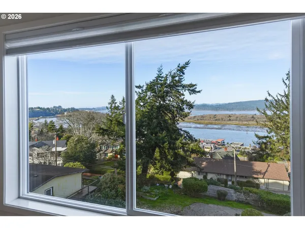 $270,000 | 290 North 3rd Court, Unit 4, Coos Bay, OR 97420