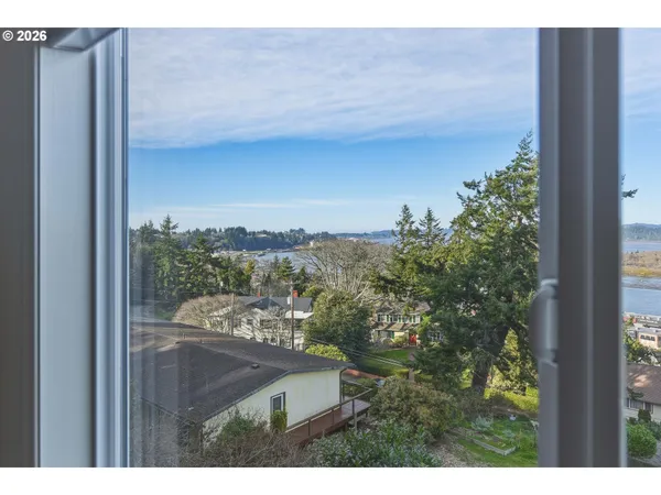 $270,000 | 290 North 3rd Court, Unit 4, Coos Bay, OR 97420