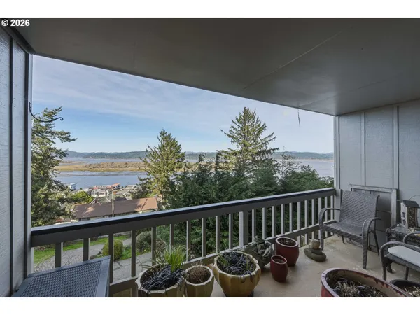 $270,000 | 290 North 3rd Court, Unit 4, Coos Bay, OR 97420