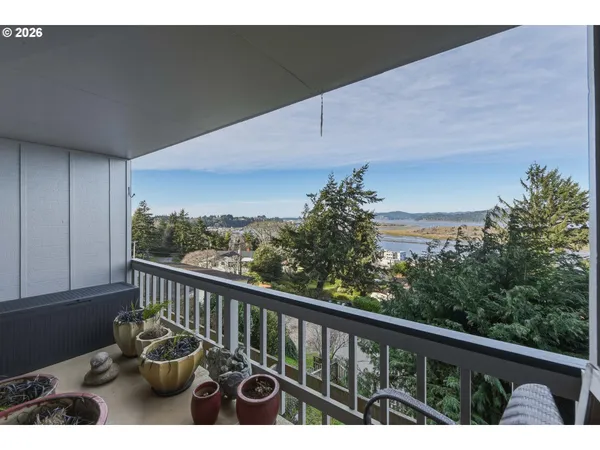 $270,000 | 290 North 3rd Court, Unit 4, Coos Bay, OR 97420
