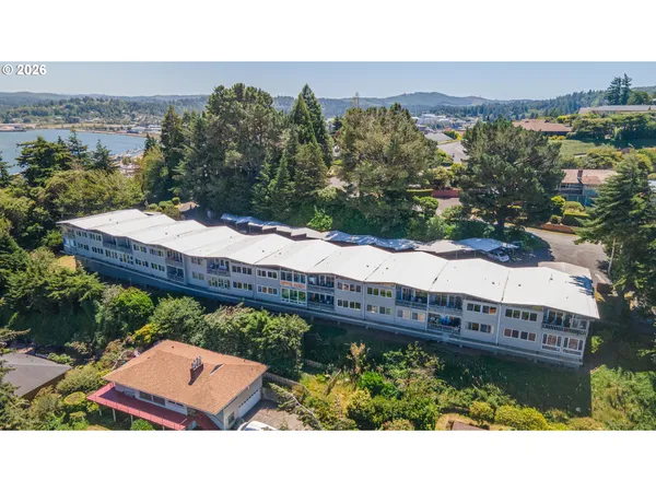 $270,000 | 290 North 3rd Court, Unit 4, Coos Bay, OR 97420