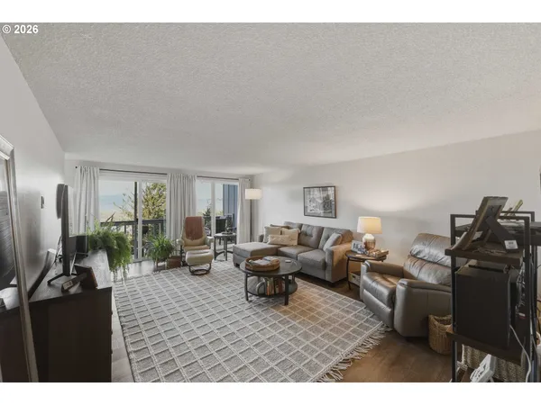 $270,000 | 290 North 3rd Court, Unit 4, Coos Bay, OR 97420