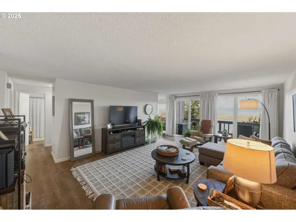$270,000 | 290 North 3rd Court, Unit 4, Coos Bay, OR 97420