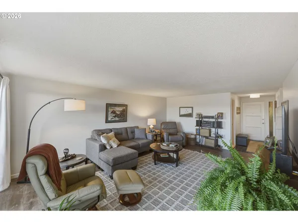 $270,000 | 290 North 3rd Court, Unit 4, Coos Bay, OR 97420