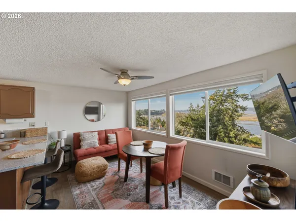 $270,000 | 290 North 3rd Court, Unit 4, Coos Bay, OR 97420