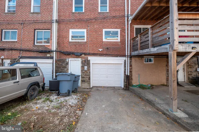 a view of a parking area