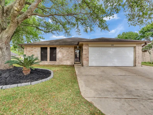 $224,900 | 101 North Wagon Lane, Angleton, TX 77515
